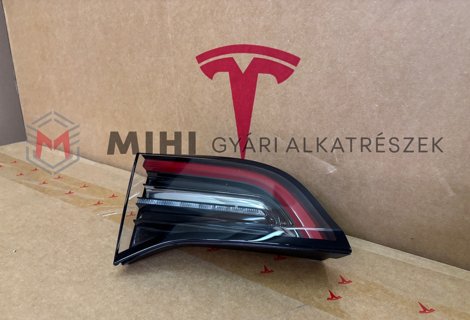 Tesla Model 3 gyári bal hátsó belső lámpa 150208800B termékfotó