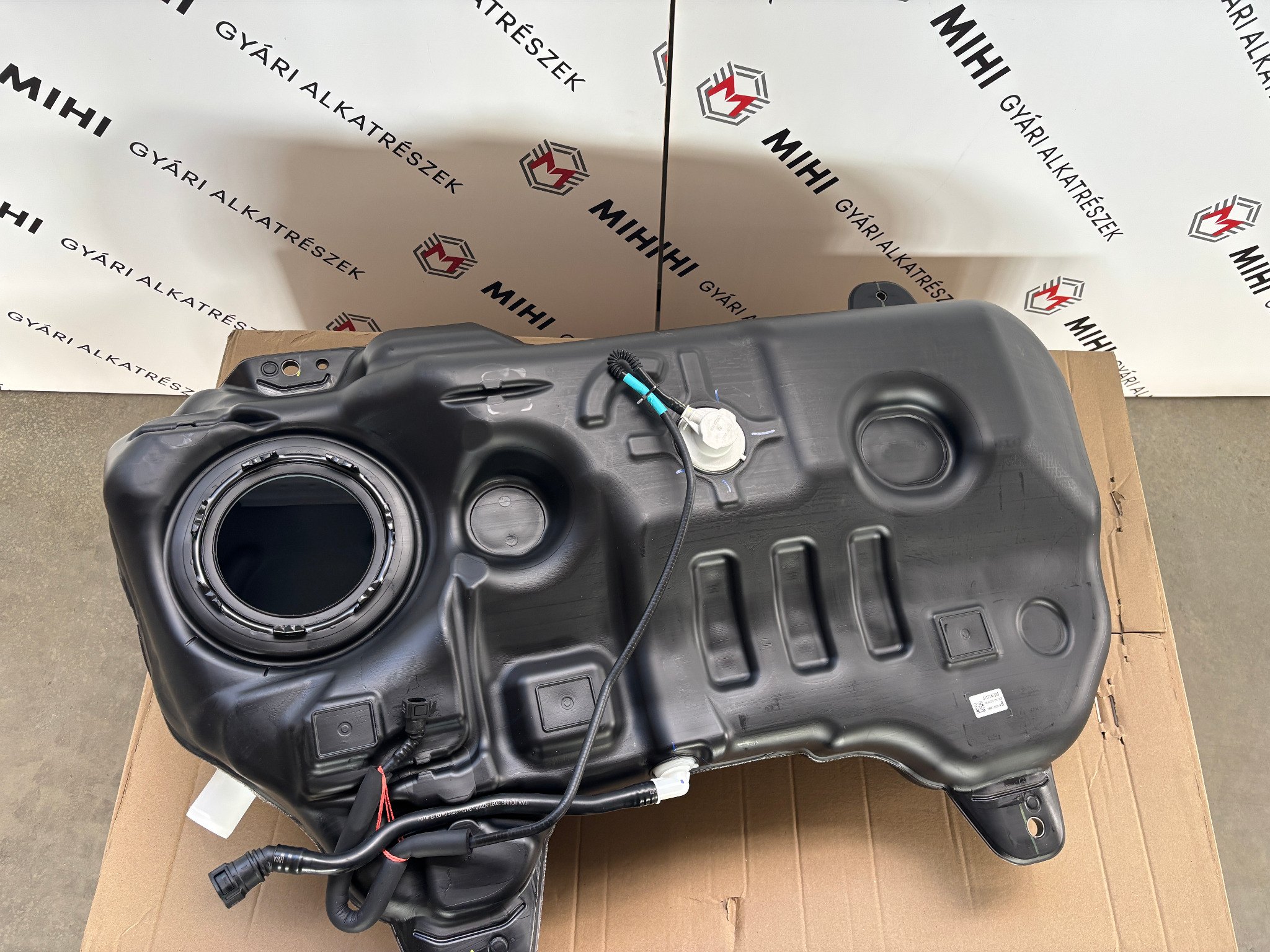 Hyundai Tucson NX4 üzemanyagtartály 31150N7000 termékfotó 3