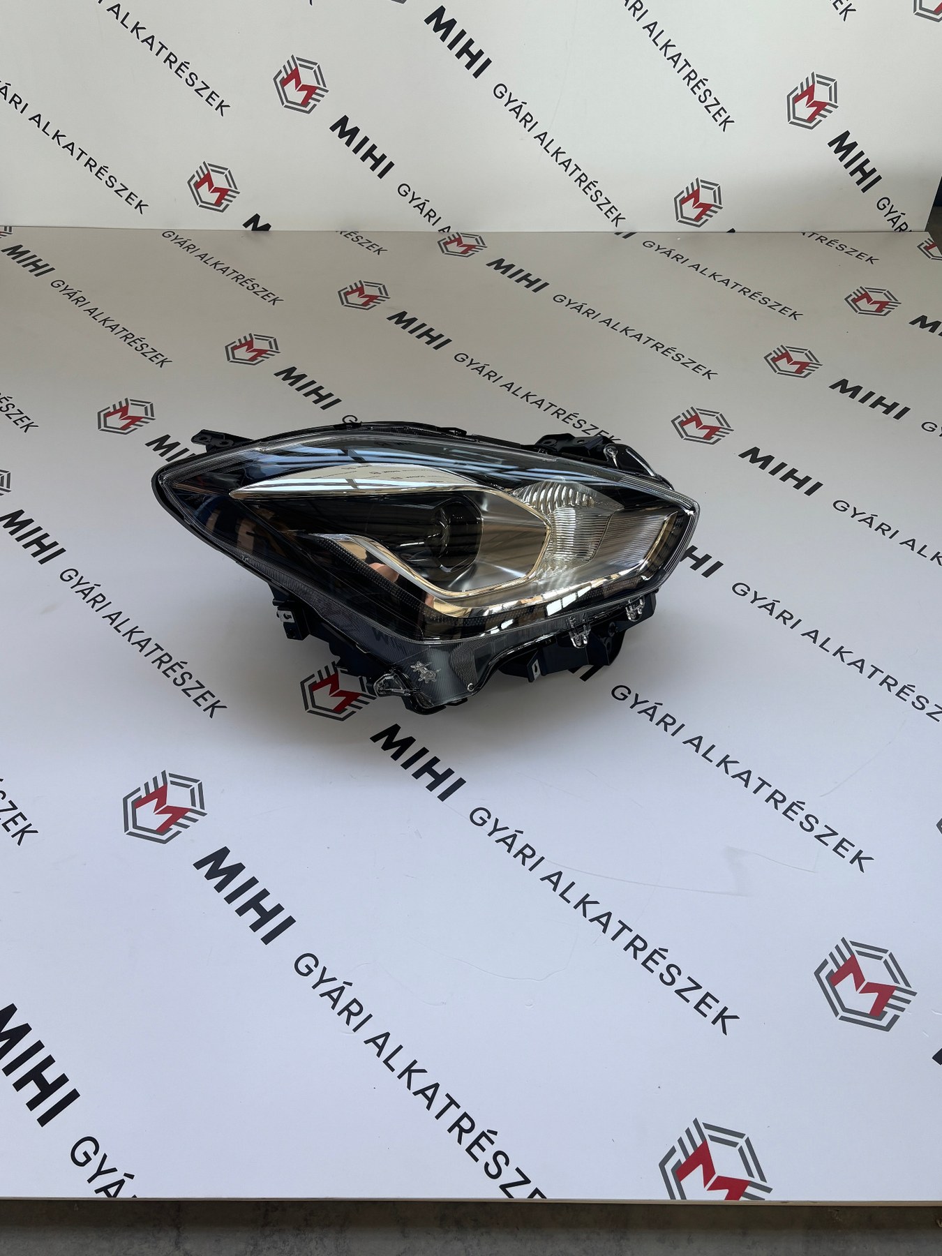 Suzuki Swift jobb első LED fényszóró 3512052RE2