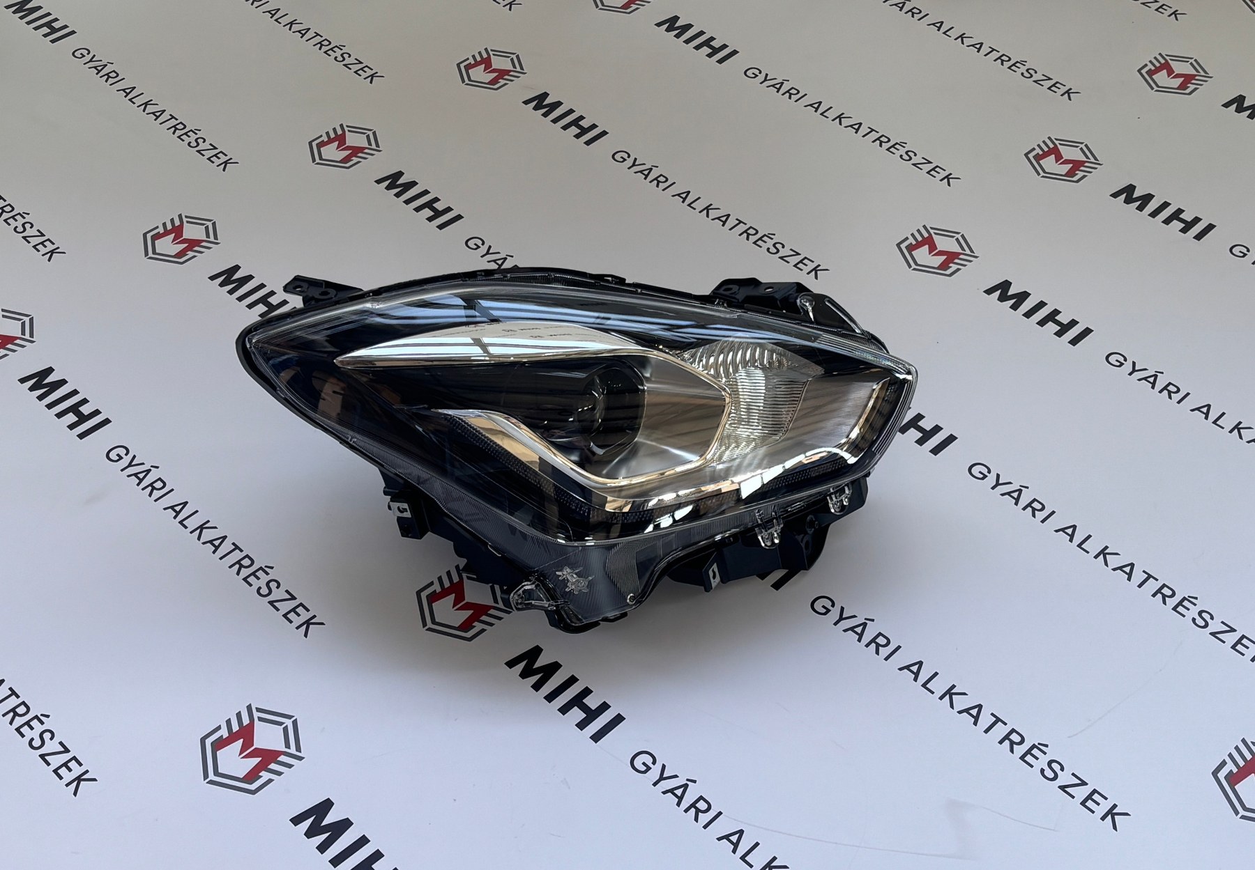 Suzuki Swift jobb első LED fényszóró 3512052RE2 termékfotó 2