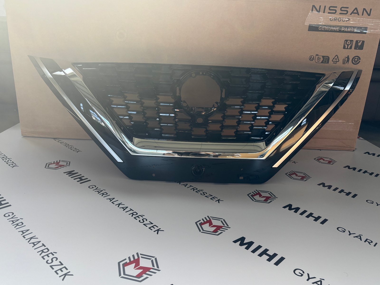 Nissan Qashqai J12 gyári első hűtőrács 623106UA2A