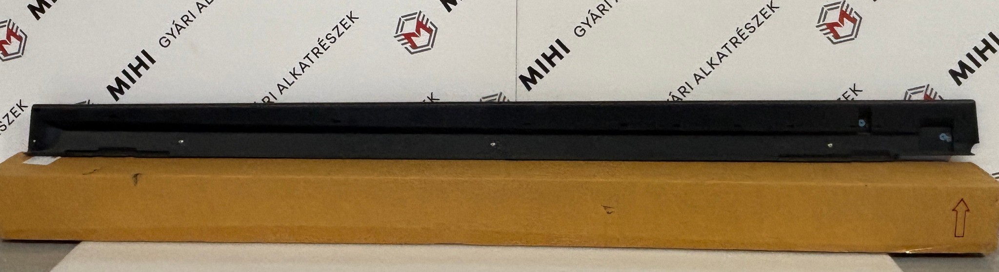 Mitsubishi Space Star jobb oldali küszöbburkolat 6512A876