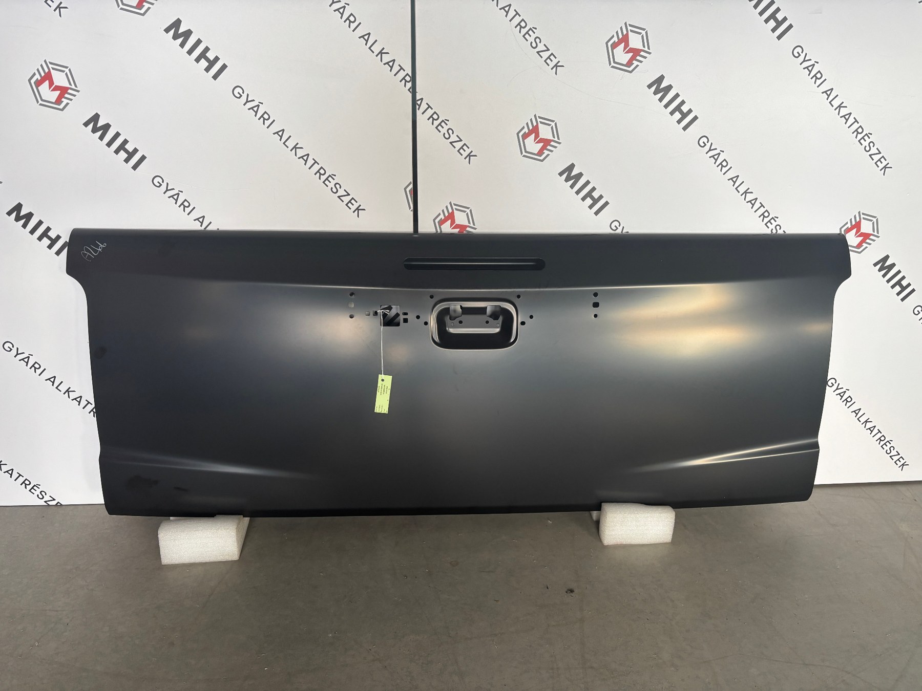 Mitsubishi L200 Triton hátsó platóajtó 6724A266 termékfotó 2