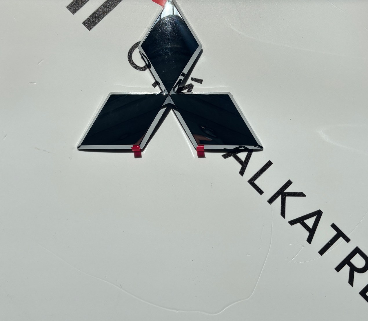 Gyári Mitsubishi L200 háromgyémánt embléma 7415A615 termékfotó 3