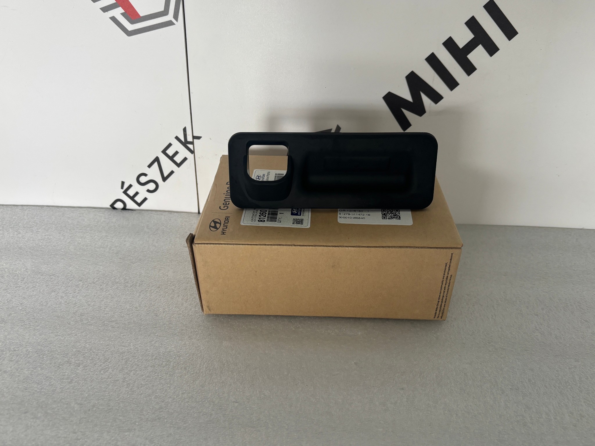 Hyundai i20 csomagtérajtó kapcsoló 81260C8510 termékfotó 2