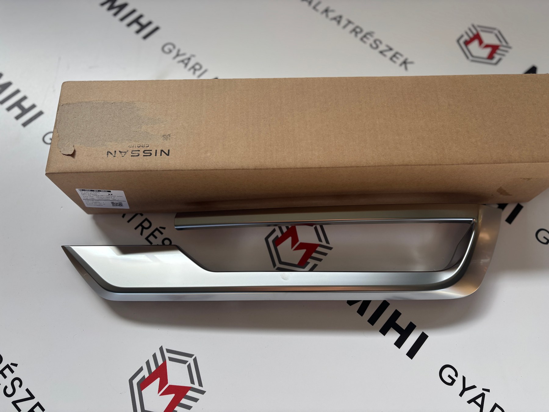 Nissan Qashqai J12 jobb hátsó lökhárító díszbetét 85072HN20A felülnézet