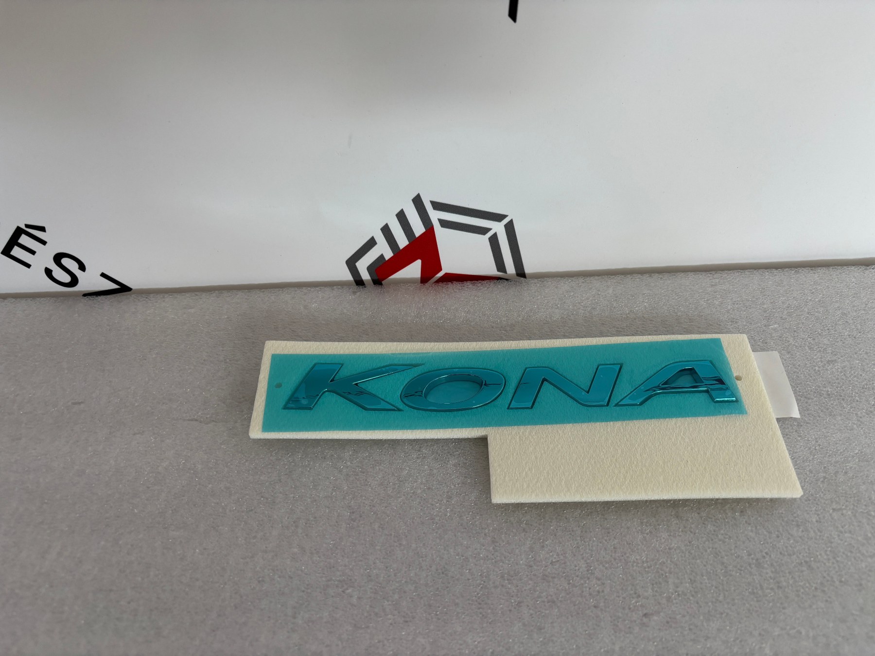 Hyundai Kona hátsó modellfelirat 86310J9100