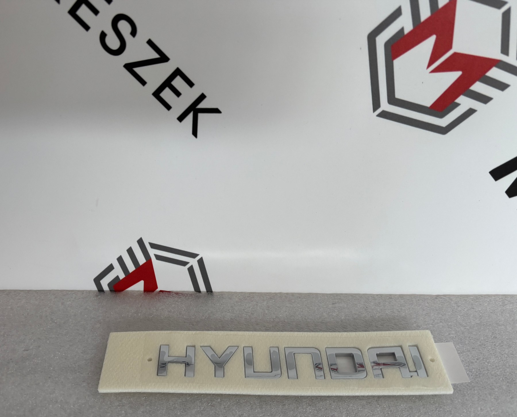 Hyundai Kona hátsó Hyundai embléma 86330J9000