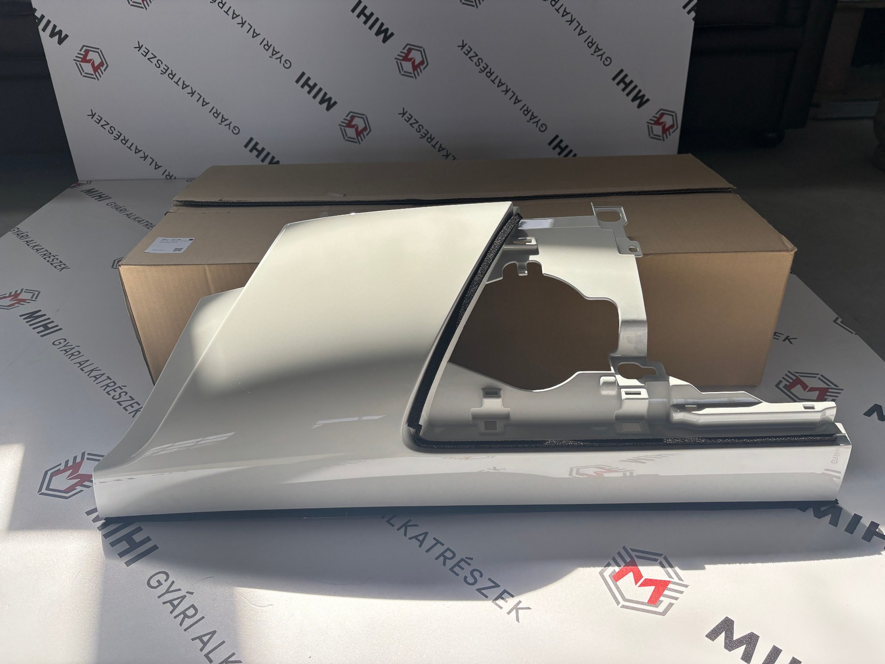 Isuzu N-Series homlokfal jobb oldali sarokpanel 8974060399
