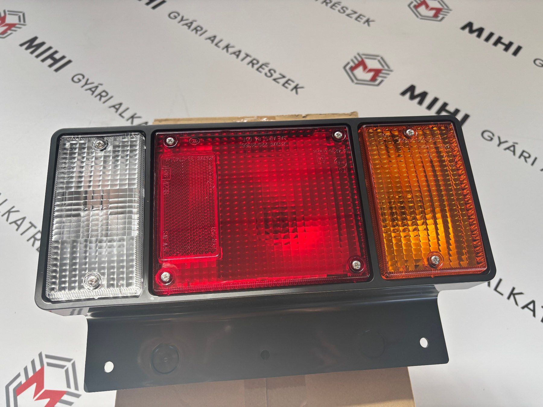 Isuzu N-Series bal hátsó kombinált lámpaegység 8980021650
