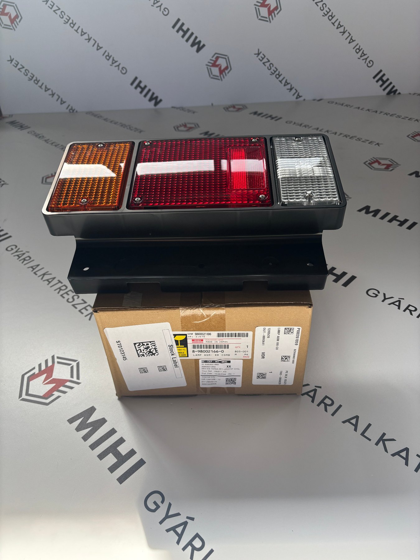 Isuzu N-Series bal hátsó kombinált lámpaegység termékfotó 2