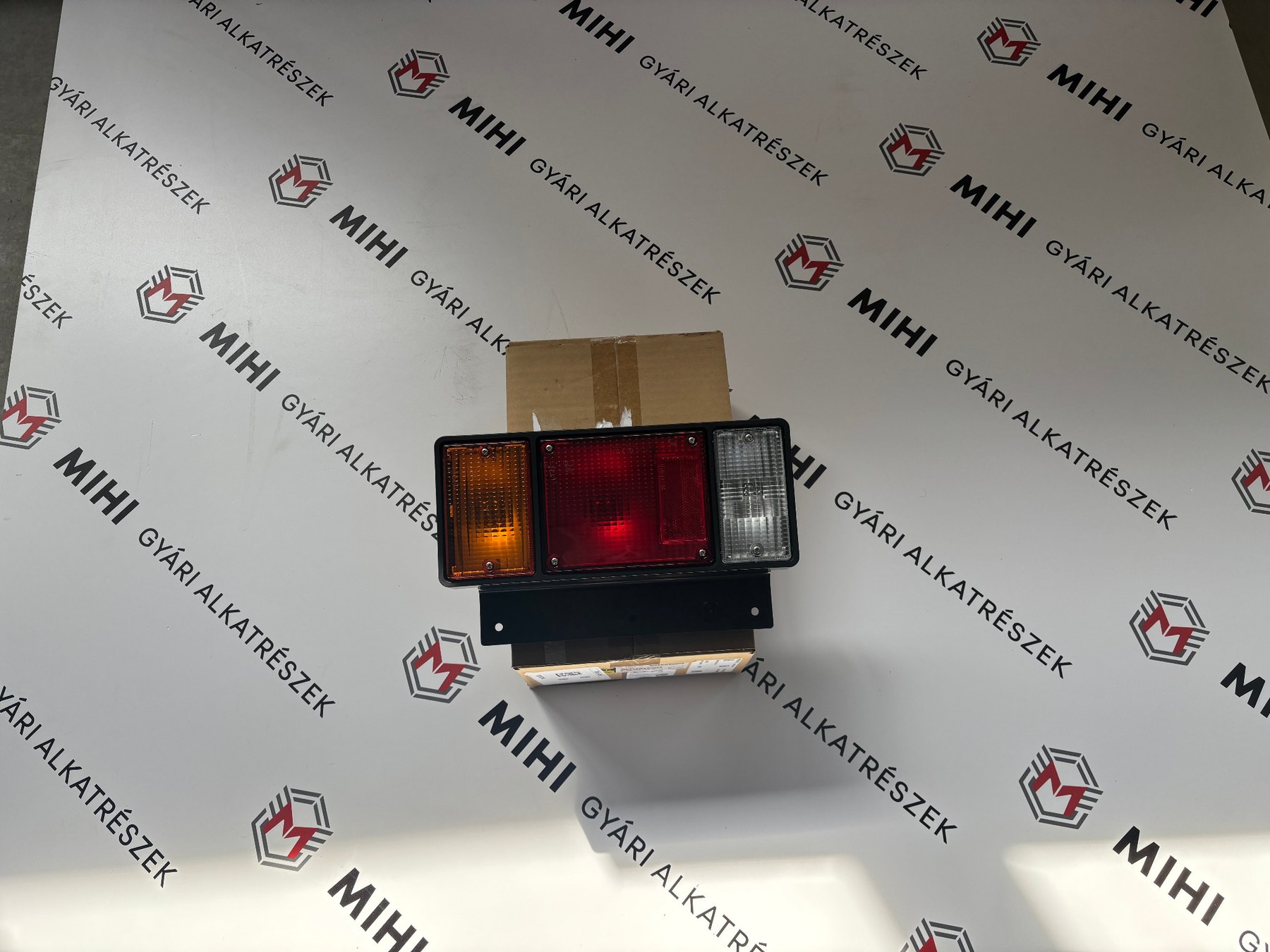 Isuzu N-Series bal hátsó kombinált lámpaegység termékfotó 4