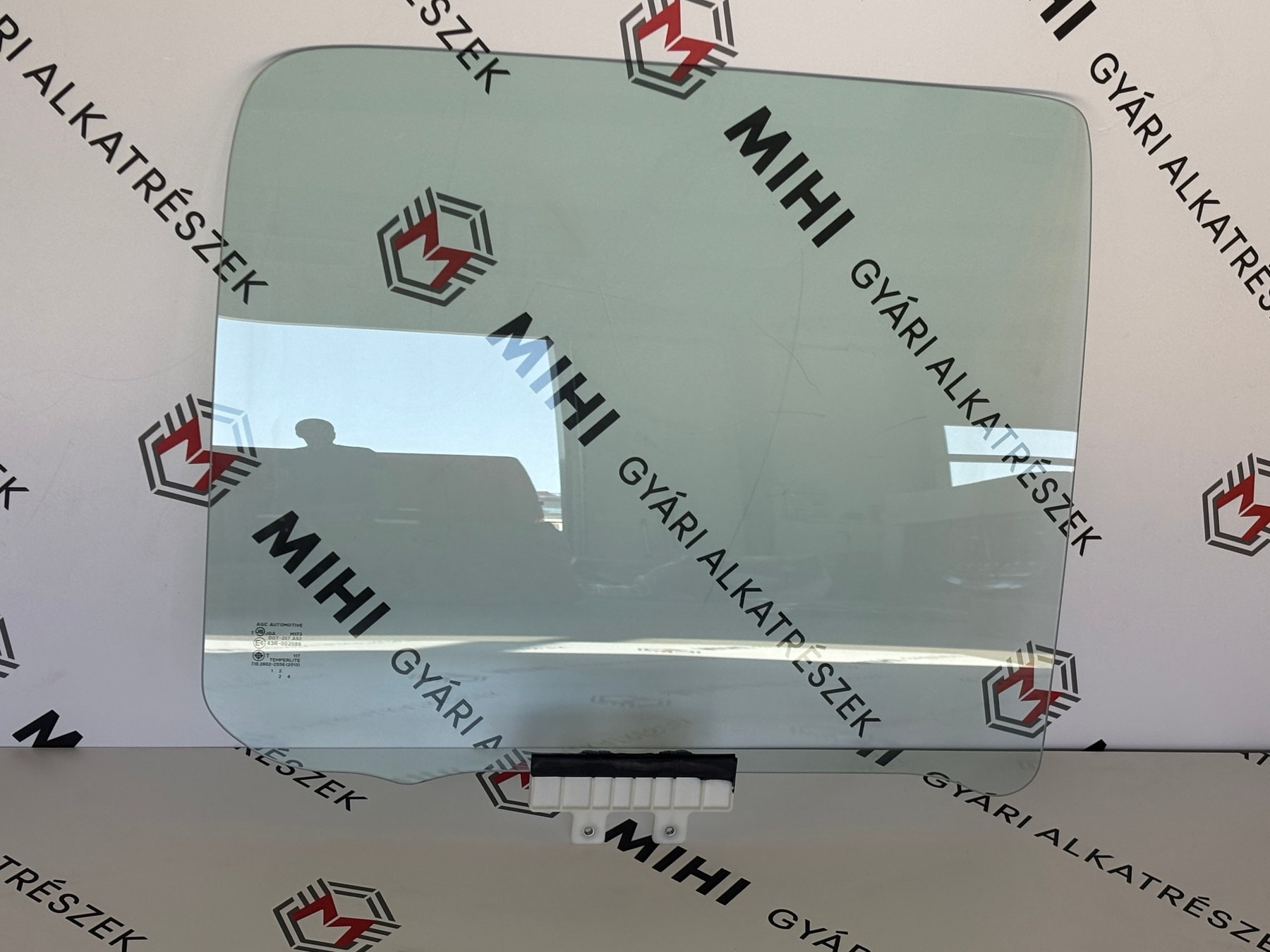 Isuzu D-Max TF jobb hátsó lejáró ajtóüveg 8981300150