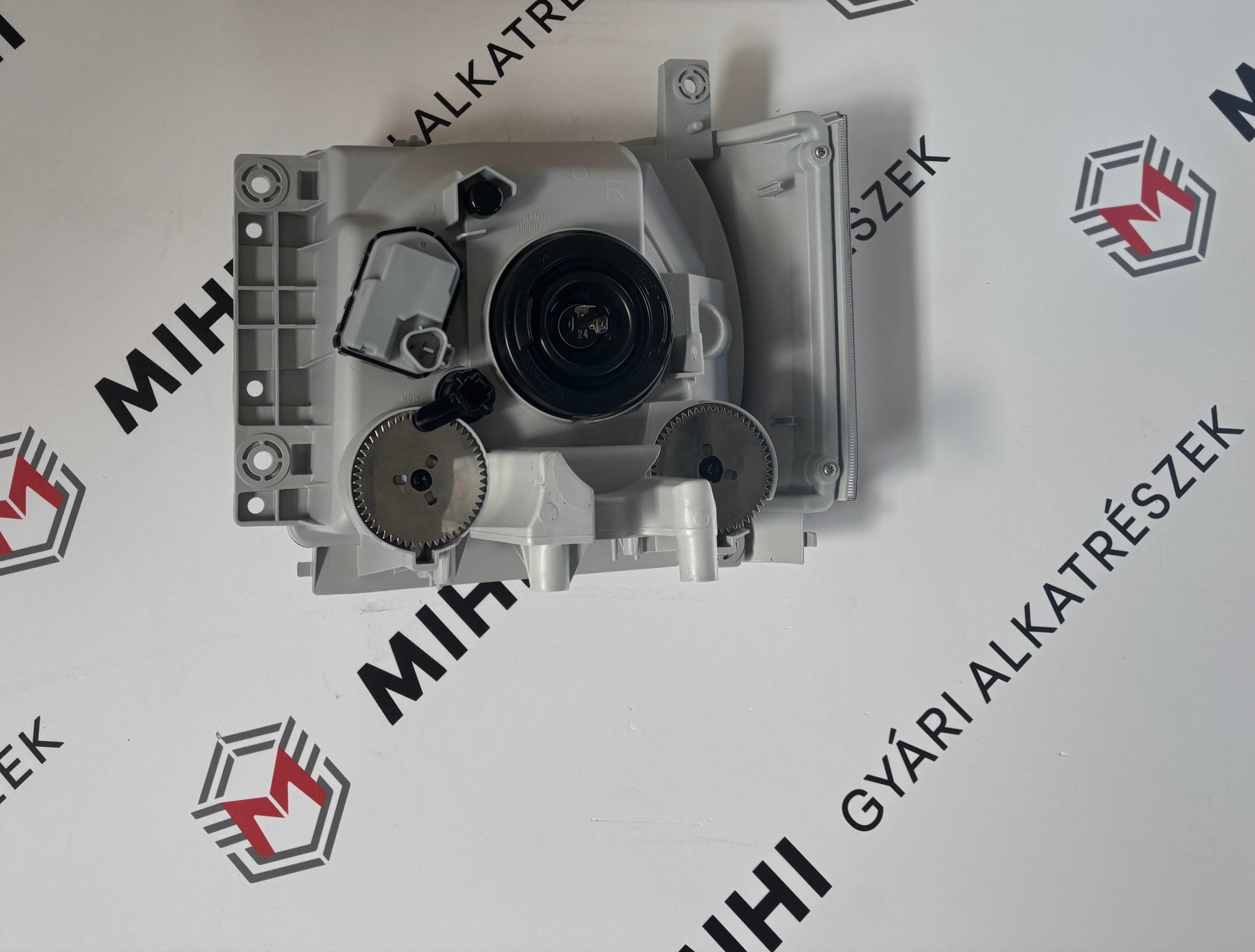 Gyári Isuzu N-Series 24V jobb első fényszóró 8982413230 termékfotó 4