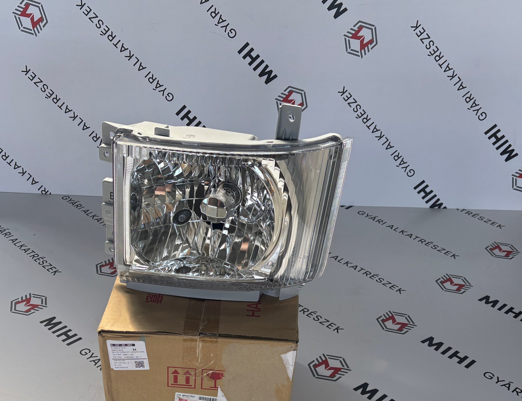Gyári Isuzu N-Series 24V bal első fényszóró 8982413240 termékfotó 2