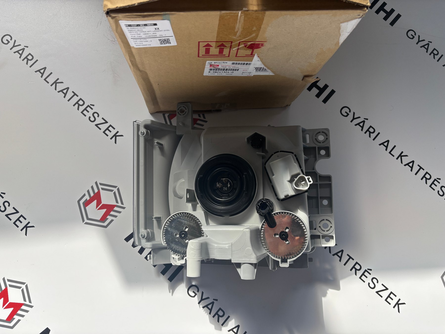Gyári Isuzu N-Series 12V jobb első fényszóró 8982413290 termékfotó 2