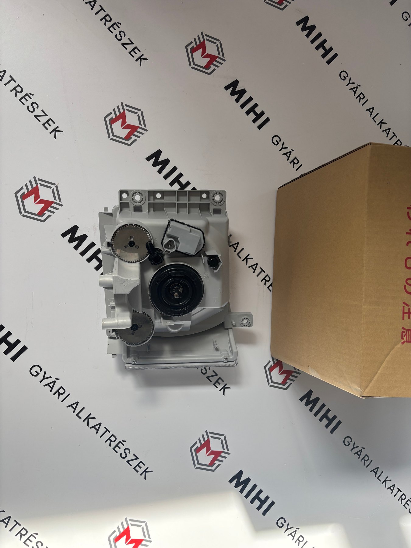 Gyári Isuzu N-Series 12V jobb első fényszóró 8982413290 termékfotó 3