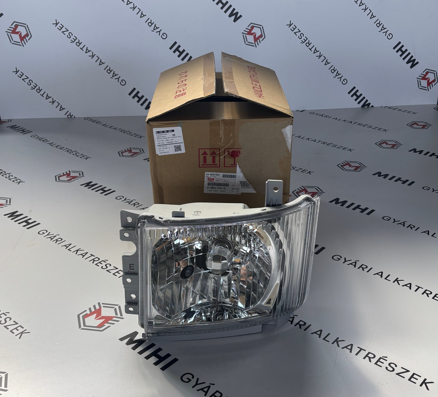 Gyári Isuzu N-Series 12V bal első fényszóró 8982413300 termékfotó 3