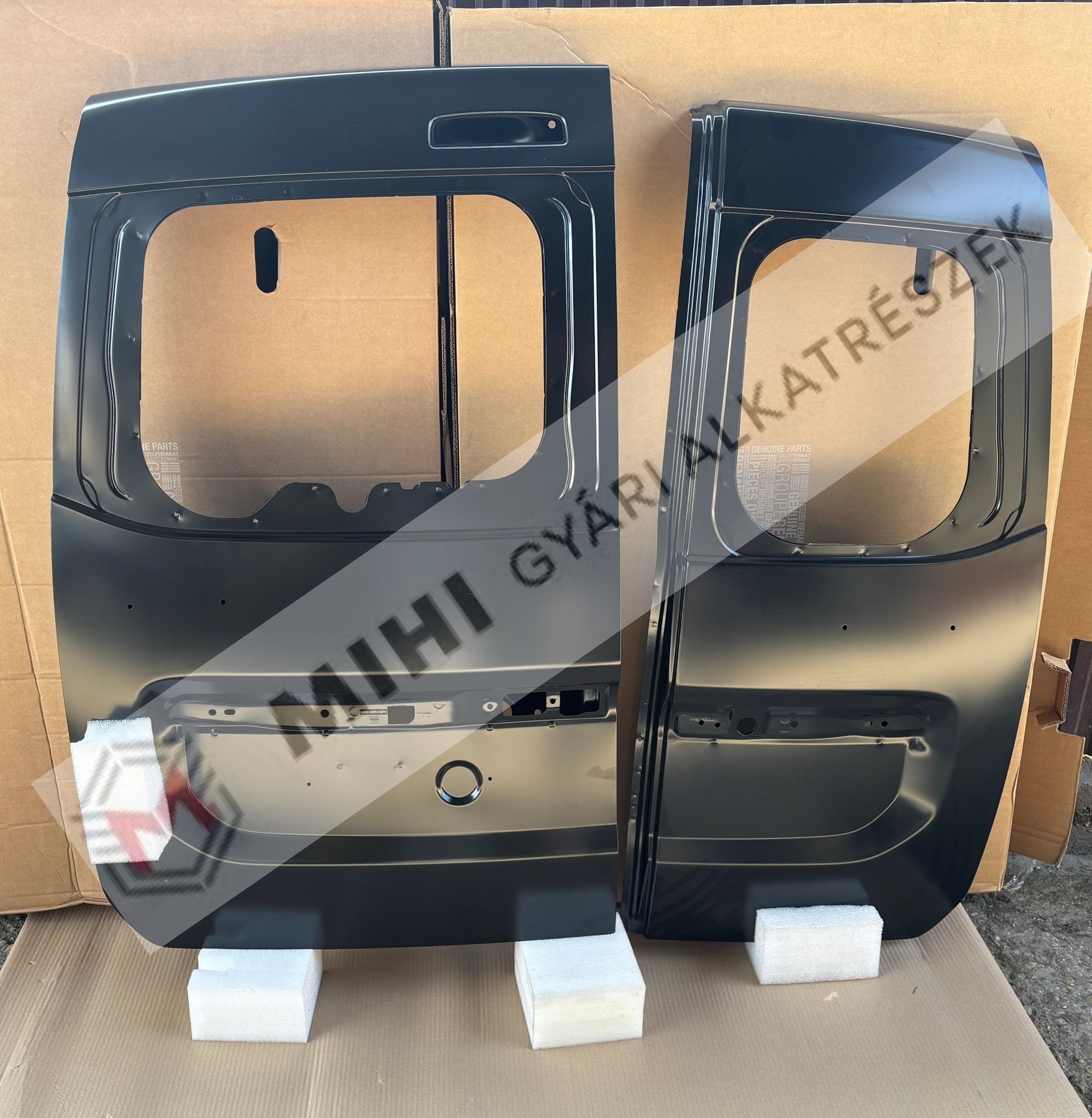 Renault / Dacia Dokker hátsó ajtóelemek 901004471R